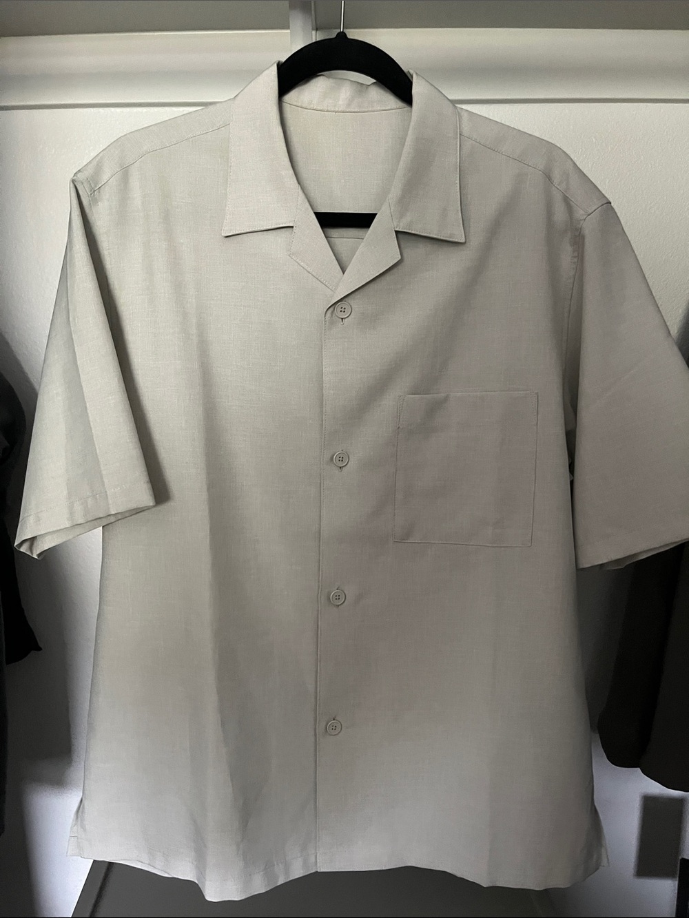 GU Light Gray Short-Sleeve Button-Down Camp Collar Shirt
